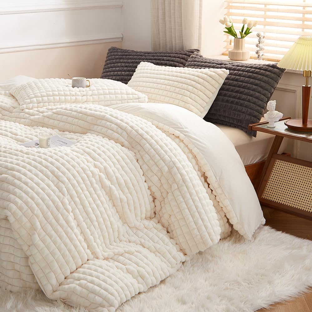 JOLUSERE Checkered Geometric Fluffy White Duvet Cover King Set,3-Piece Super Soft Faux Rabbit Fur Winter Warm Fuzzy Bedding Set